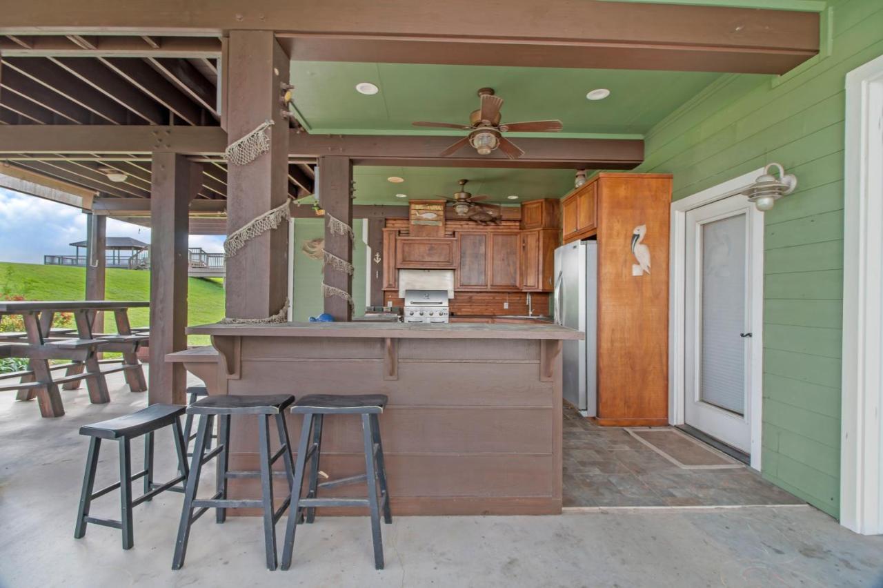 Luxury Waterfront Home Family And Pet Friendly Near Surfside Beach 11 Mins フリーポート エクステリア 写真