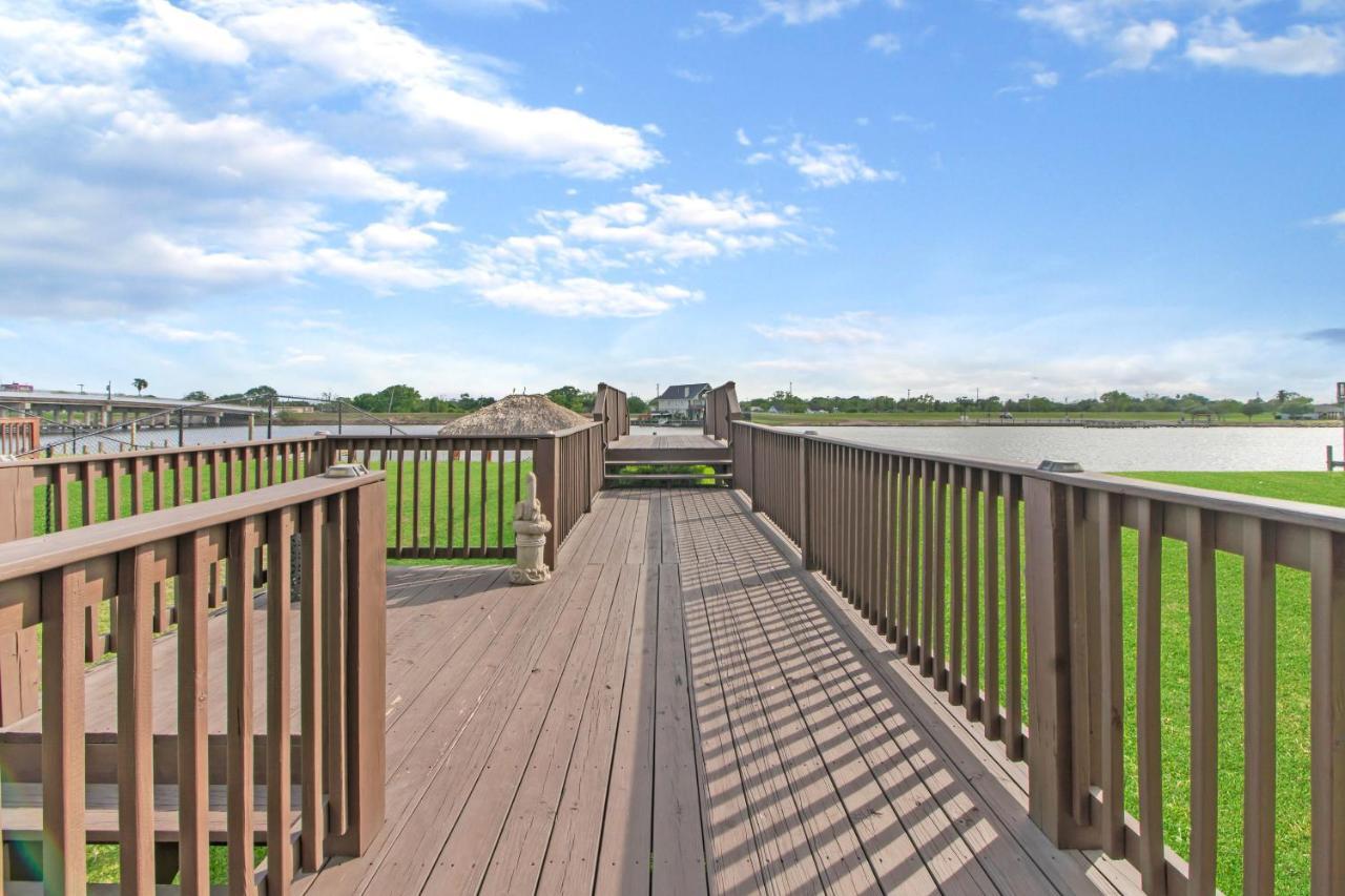 Luxury Waterfront Home Family And Pet Friendly Near Surfside Beach 11 Mins フリーポート エクステリア 写真