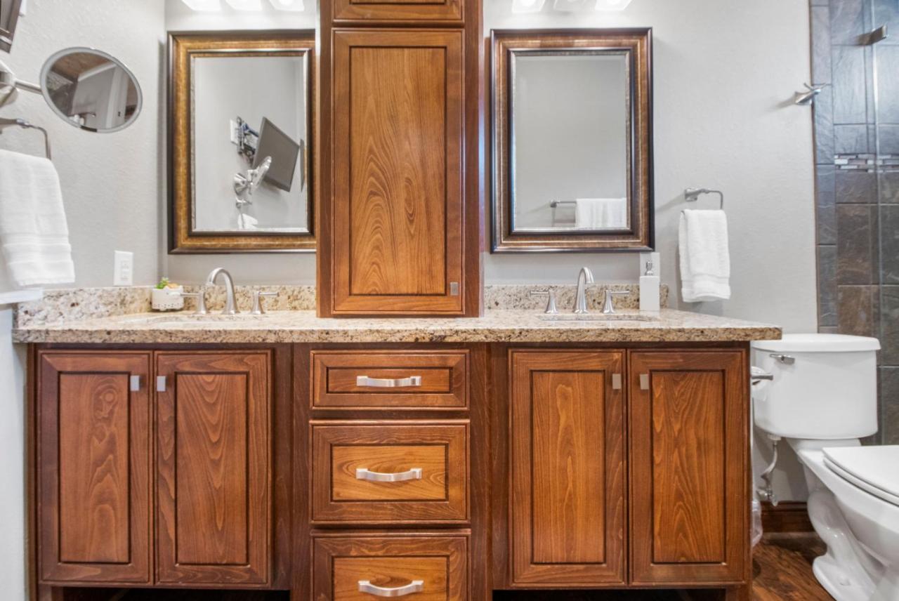 Luxury Waterfront Home Family And Pet Friendly Near Surfside Beach 11 Mins フリーポート エクステリア 写真