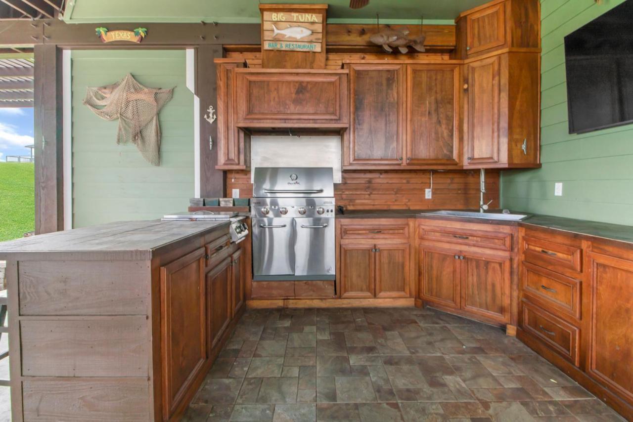 Luxury Waterfront Home Family And Pet Friendly Near Surfside Beach 11 Mins フリーポート エクステリア 写真