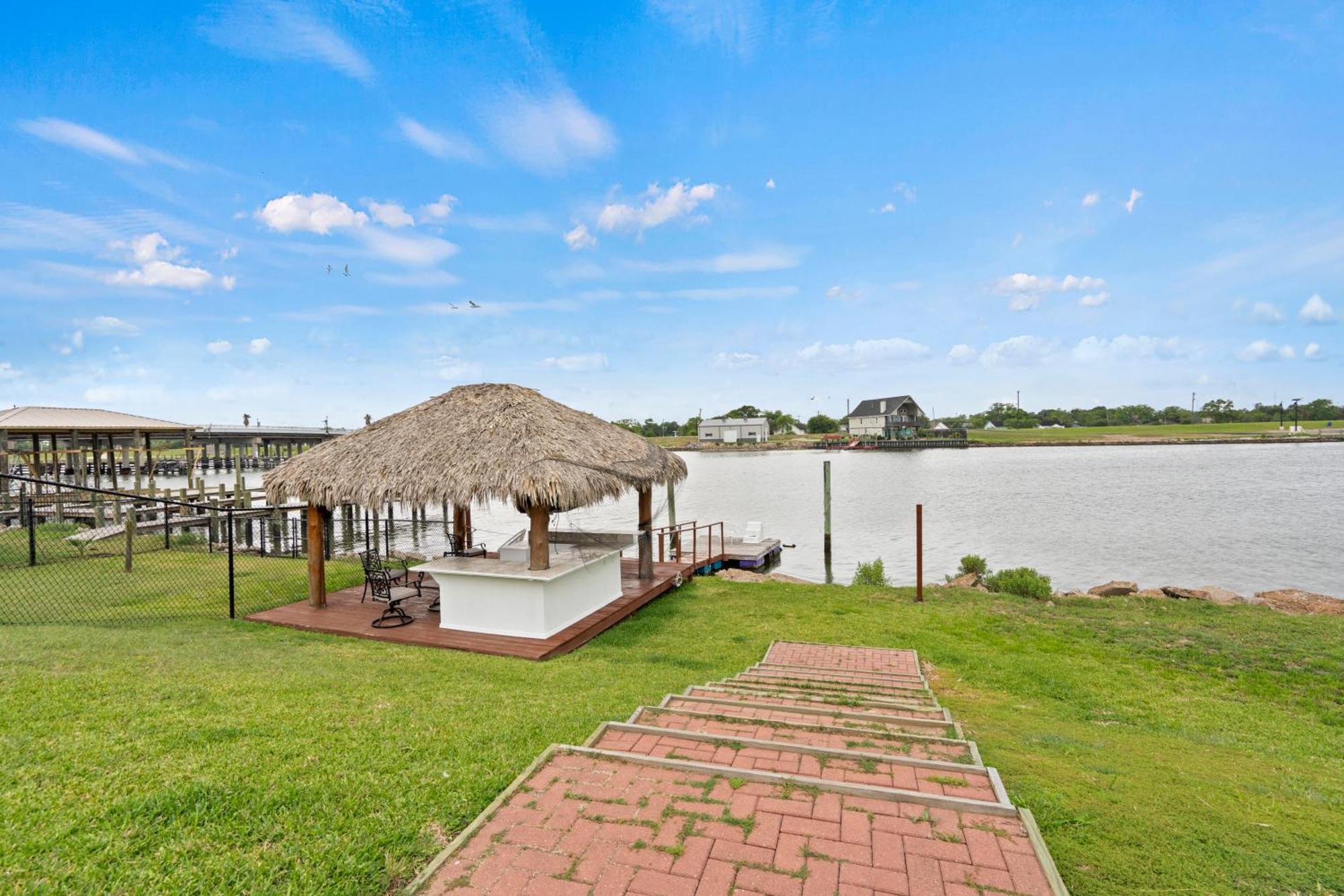 Luxury Waterfront Home Family And Pet Friendly Near Surfside Beach 11 Mins フリーポート エクステリア 写真